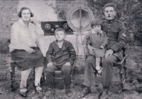 Grandparents of the witness with their children before World War II in Mikulov