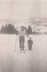 Marta Henclová poprvé na běžkách s dcerou Marcelou v Nových Hamrech v únoru 1951