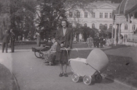 Marta Henclová v Karlových Varech 9. května 1948