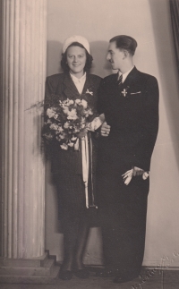 Svatební fotografie Marty Henclové a Vladislava Hencla, říjen 1945 v Kolíně