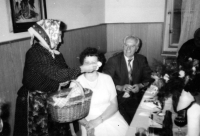 Marie Halfarová převlečená za babku kořenářku při rodinné oslavě. Podobně se Marie maskovala v dubnu 1945 před vojáky Rudé armády