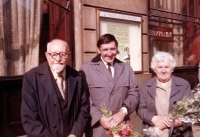 Daniel Malyk s rodiči po promoci v roce 1973