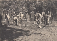 Červen 1941, nucené práce na židovském hřbitově v Č. Budějovicích