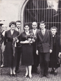 Promoce Antonínovy sestry 1960/61 - zleva: matka Ludmila, strýc Jiří Svojsík, sestra Ludmila, otec Vojtěch, Antonín a babička Julie Svojsíková