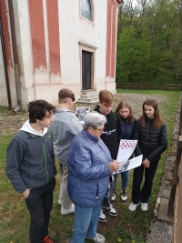 Miloslava Kořínková s žáky z projektu Příběhy našich sousedů během společného výletu do Zahrádky