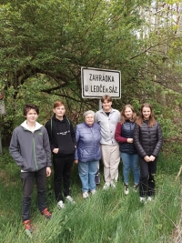 Miloslava Kořínková s žáky z projektu Příběhy našich sousedů během společného výletu do Zahrádky