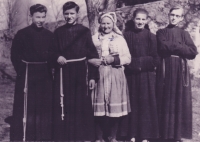 Čtyři studenti františkánského učiliště, Hájek u Prahy, 1949. Zleva Jiří Prachař, Josef Prášek s maminkou, Jan Jurčák a František Kostelanský