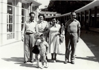 S rodiči vlevo a jejich přáteli, Lázně Luhačovice asi 1948