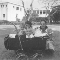 Radomír Kos in pram, on the right his mother, on the left Mrs. Sklenářová with her daughter Hana, Batanagar, India