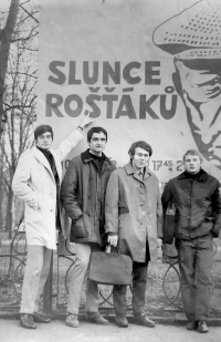 Blažek, Jiří Dobrovolný, Jiří Müller, Ladislav Špaček (bývalý tiskový mluvčí prezidenta Václava Havla) - Kongres SVS Olomouc 1970 nebo 1971