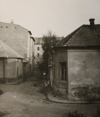 Domy v Levicích, které byly předlohou ke Kozákově olejomalbě Pohled z okna z roku 1933