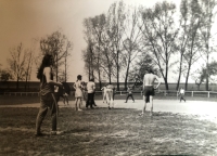 Víkendový pobyt na statku v Křepicích zpestřený fotbalem, 80. léta 