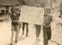 Transparent "Republice tepla více, ať zabarví se nám líce", Křepice, 80. léta