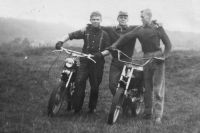 Začátky motorismu, Eduard Líhař (první zprava) s Jawou 50 Pionýrem, 1959