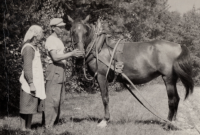 Maminka a bratr Albert s koněm Hankou v roce 1956