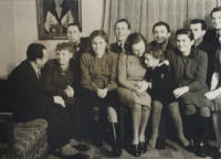 Květoslava Marková druhá zleva dole, Libuše Kozáková druhá zprava dole, Jiří Marek třetí zprava nahoře, Soběslav, 1943