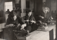 Učnice v ČKD Stalingrad u svěráku, Libuše Kozáková v popředí, 1950