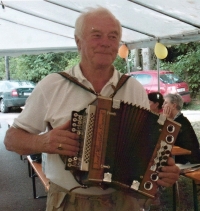 Petr Zámečník s harmonikou na setkání pamětníků v obci Víska