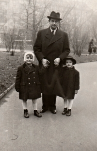 Jana Kautská (vlevo) s tatínkem Jiřím Poláškem, Praha, 1941