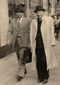 Tatínek pamětnice Jiří Polášek (vlevo), Praha 1947