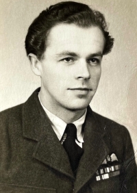 Karel Křenek, otec pamětníka, v uniformě letce RAF (přibližně rok 1945)