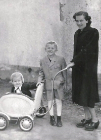 With her brother Kamil and her mother, 1952