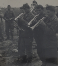 Rudolf Žák v roce 1952 v Levicích na Slovensku s kapelou