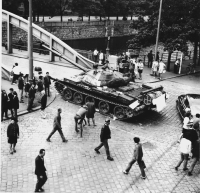 Pamětnice vyfotografovala tank u Jihočeského divadla, 22.8.1968