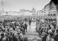 Uctění památky Jana Palacha na českobudějovickém náměstí, foto B. Maříková, 1969