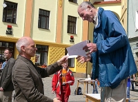 Alois Bílek receives the award as the oldest participant of the Dětřichovský memorial race, Moravská Třebová, 2019