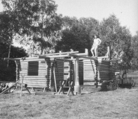 Srub se saunou, který pamětník postavil v roce 1970