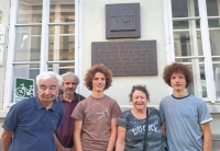 Před kolínskou židovskou školou – zleva Jiří Lustig, syn Petr Lustig, vnuci Šimon a Josef, Meira Partem, roz. Grünfield, Kolín, 2019              