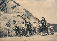 Cyklistický výlet fakulty tělesné výchovy, na fotografii Taťána Tlamková (Bělková) (cca 1955)