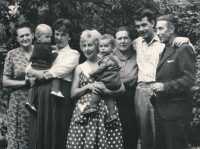 Zleva matka Marie, teta se synem Martinem, manželka bratra Milana Marie se synem Romanem, teta Herknerová (sestra matky), bratr Milan a otec Josef, Heřmanův Městec, 8.8.1962