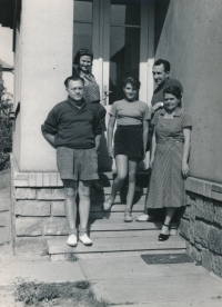 Eva Císařová (uprostřed), vpravo maminka a tatínek, vlevo sestra a strýc, 1952