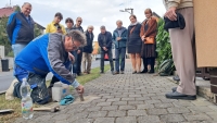 Z pokládání stolpersteinu za otce Josefa Lustiga v Týnci nad Labem, 2024