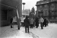 Zaměstnanci Jihočeského divadla se chystají na demonstraci, foto Bohuslava Maříková, listopad 1989