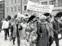 Jihočeský státní orchestr na demonstraci na budějovickém náměstí, foto Bohuslava Maříková, listopad 1989