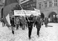 Zaměstnanci Jihočeského divadla demonstrují na budějovickém náměstí, foto Bohuslava Maříková, listopad 1989