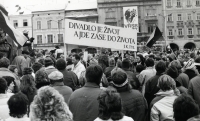 Zaměstnanci Jihočeského divadla na demonstraci u Samsonovy kašny, foto Bohuslava Maříková, listopad 1989