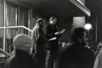 Josef Průdek reads the petition of the theatregoers in front of the DK ROH in Č. Budějovice, photo by Bohuslava Maříková, November 1989