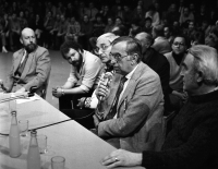 Discussion in the theatre hall of DK ROH in Č. Budějovice, photo Bohuslava Maříková, November 1989