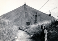 Anna Tybitanclová na návštěvě v Sallaumines v roce 1966 (v pozadí jedna z hald po těžbě uhlí)