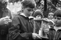 Skauti přivezli do Č. Budějovic betlémské světlo, foto Bohuslava Maříková, 23. prosince 1989 