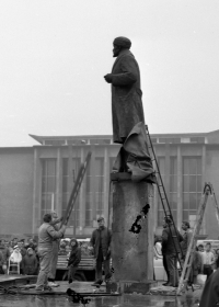 Removal of the statue of V. I. Lenin from 1 May Square in Č. Budějovice, photo by Bohuslava Maříková, March 1990