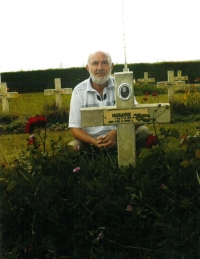 František Morávek at the grave of his father, La Targette