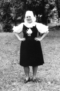 Manželka Zuzana Honsová ve slovenském kroji, 1978