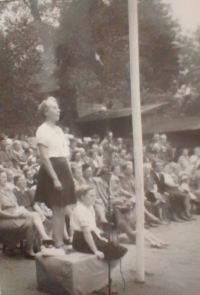 Babička z otcovy strany Olga Svobodová, náčelnice v Sokole Zbraslav, nácvik posledního sletu v r. 1948