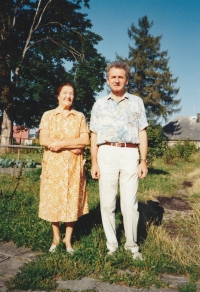 Václav Vondrášek, s maminkou, 90. léta