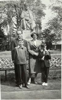 Zdeněk Křenek s rodiči a bratrem po otcově propuštění z vězení (r. 1960)